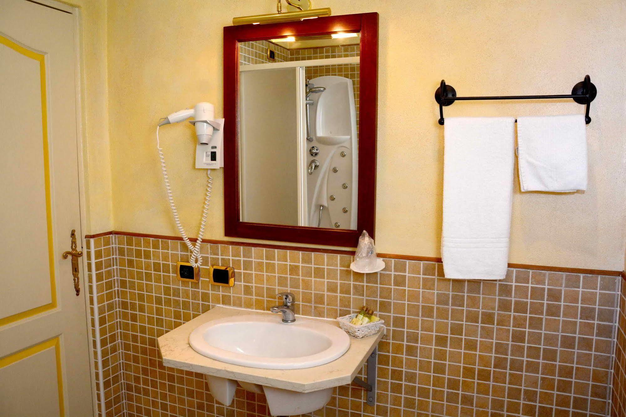 קרמה Albergo Dimora Storica Antica Hostelleria מראה חיצוני תמונה