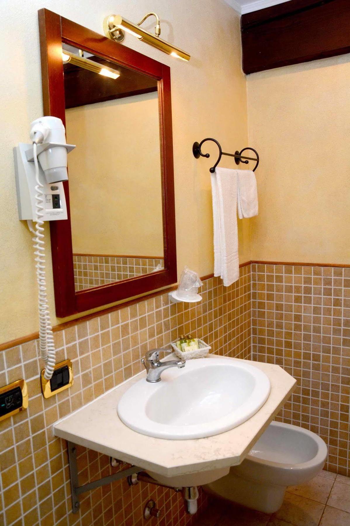 קרמה Albergo Dimora Storica Antica Hostelleria מראה חיצוני תמונה